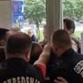 Metež u Skupštini grada Kraljeva: Opozicioni odbornici u klinču sa privatnim obezbeđenjem zbog metal detektora (video)