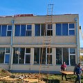 Rekonstruiše se krov Tehničke škole u Pećincima Nevreme koje je letos pogodilo ovo mesto napravilo štetu