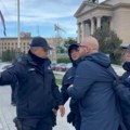 Poslanici stranke SRCE kroz Ćacilend krenuli u Skupštinu, policija ih sprečavala da prođu