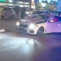 (Video) Automobil se prevrnuo nasred parkinga tržnog centra, slupan i BMW. Ljudi ne veruju šta vide u Novom Sadu: Na licu…
