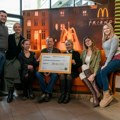 Humanitarna aukcija kauča iz serije „Prijatelji“: McDonald’s obezbedio donaciju za NURDOR