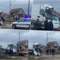 Jezive slike teške nesreće na pruzi kod Čačka, kombi prepolovljen: Posle sudara s vozom, vozač umro u bolnici od teških…
