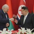 Lukašenko poklonio Kim Džong Unu pušku prilikom sastanka u Pjongjangu