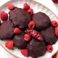 VIDEO: Hrskavi kolačići od maline i tamne čokolade