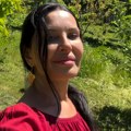 (Video) Elena Karić sređuje dvorište u kratkoj haljini, noge za desetku: Živi u luksuznoj kući u šumi, ima prostranu baštu…