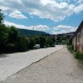 Učenici idu neosvetljenom ulicom do škole u užičkom naselju Krčagovo