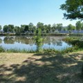 Otac skočio u jezero da spase sina i više nije izronio: Ostala deca nemoćno gledala i dozilvala pomoć