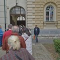 CRTA: Grupa muškaraca i žena maltretirala posmatračicu u Zemunu, ubacili joj pozive za glasanje u ruke i fotografisali je