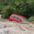 Bujica nosi automobil kao da je igračka: Poplave ponovo prave haos, dramatične slike širom Srbije (video)