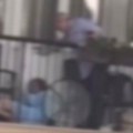 Uznemirujuć snimak nasilja! Muž tukao ženu na terasi u Valjevu: Žrtva leži na podu dok je udara po glavi i telu