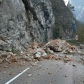 Odron zatrpao put ka graničnom prelazu: Ogromno kamenje survalo se na drum, ne može se ka Gostunu i Bijelom Polju