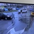 UZNEMIRUJUĆE Objavljen snimak gaženja žene na pešačkom prelazu: Uhapšen vozač (21) koji je izazvao jezivu nesreću u…