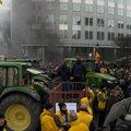 Evropski farmeri stigli u Brisel – blokirane ulice, zapaljene gume i seno