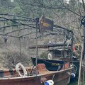 Zapaljeni turistički brodovi na Skadarskom jezeru