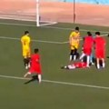 (Video) Nova tragedija na fudbalskom terenu Mladi igrač u Alžiru (17) umro posle pada tokom meča