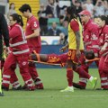 Drama u Italiji: Prekinut meč Rome, fudbaler se srušio na teren i držao za srce