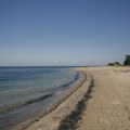 Žena pronašla na plaži poruku u boci: Odmah je otvorila, a onda je shvatila da je napravila fatalnu grešku (video)