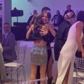 (Video) Kasandra u miniću, gola leđa i ogromni prorezi na stomaku: Glumica u provodu u Beogradu, Dragana Mićalović se ne…