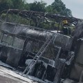 (Foto, video) đački autobus totalno izgoreo! Jezivi snimci: Učenici iz Prokuplja krenuli na ekskurziju, a onda je buknula…