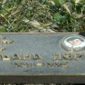 "Drugi put mi ubijaju dete" Albanac u Gračanici isekao i bacio spomen-ploču stradale devojčice! Roditelji očajni: "Pitala…