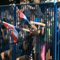 (Video) Haos na vojnoj paradi u Zagrebu: Dvojac preskočio ogradu, pa pokušali da prekinu obeležavanje "oluje": Nosili "krvave"…