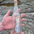 Misteriozna poruka u boci zaprepastila turiste Kada su pročitali ove tri reči, vilica im je pala od šoka, reagovala i…