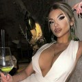 Voditeljka pinka na Ibici se šetka u ubitačnom bikiniju: Baškari se u luksuzu, a grudi izbacila u prvi plan (foto)