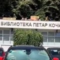 "To vam je taj vračar historical": Devojka se popela na krov biblioteke, a kada su ljudi videli šta radi i kako je obučena…