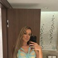 Au! Tea Tairović u topu sa prorezima Pevačica opalila selfi u kupatilu, na njoj sve saliveno!