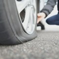 Šta nikako ne smete da radite kada vam pukne guma na autoputu?