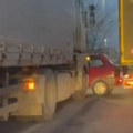 Kamion se zakucao u "Jugo"! Teška saobraćajna nesreća u Valjevu: Stvaraju se zastoji (video)