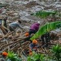 Spasioci tragaju za preživelima nakon razornog klizišta