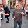 Kakav ispraćaj Miljka (65) u penziju! Reka đaka ga sačekala ispred škole, a onda je nastala scena za pamćenje