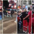 (Video) Petnaestak ljudi pravi buku nasred ulice, blokaderi uzvikuju, Beograđani prolaze. Napali nedužnog čoveka: „Šta se ovim…