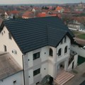 (Foto) Mermerni podovi, kristalni lusteri i zlatni detalji: Ovo je porodična vila Rodića u Titelu, Bogdanini roditelji uživaju…