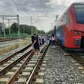 Vozovi se zaustavili 10 metara jedan od drugog! Drama na pruzi Beograd-Novi Sad, roditelji sa decom krenuli peške!