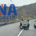 Pežo prevrnut na krov u kanjonu: Teška saobraćajna nezgoda na magistralnom putu Kraljevo - Raška, ekipe Hitne vozaču…
