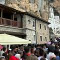 Hiljade vernika u manastiru Ostrog na praznik Svetog Vasilija Ostroškog