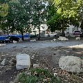 Onemogućeno parkiranje na improvizovanom parkiralištu u Zmaj Jovinoj, iz Grada kažu da parcela nije vlasništvo grada