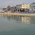 Srbi snimili nesvakidašnji prizor na plaži kod Soluna! Novembar samo što nije, a oni se kupaju kao da je jul! (video)