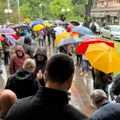 Saslušanje privedenih odbornika u Kraljevu, građani okupljeni ispred tužilaštva