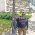 Kragujevački aktivista priveden, pa pušten, zbog pokazivanja srednjeg prsta autobusima koji su spremali za odlazak na miting…