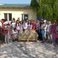 Osnovci iz Pančeva donirali više od 700 konzervi hrane prihvatilištu za pse