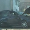 Udarac i vrisci, mladić se drži za glavu... Teška saobraćajka na putu između Batajnice i Ugrinovaca