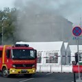 Beograd: Lokalizovan požar kod Parlamenta, vatrogasci iznose stvari iz šatora