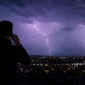 "Dolazi do iznenadnih eksplozija" Ruski meteorolozi upozoravaju: Tokom snažnih grmljavina, mobilni telefon postaje izuzetno…