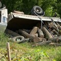 Više osoba povređeno u sudaru automobila i teretnog vozila kod Gadžinog Hana