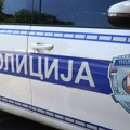 Užas na Zvezdari! Vandal polomio staklo na autobusu, pa flašom isekao policajca!