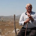 Žive na 1.300 metara, a koliba im pokrivena mačevinom: Mileva i Pavle na "hercegovačkom Tibetu" stvorili mali raj i zarađuju…
