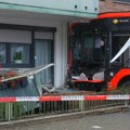 Jeziva nesreća u Nemačkoj: Školski autobus prešao preko kružnog toka i zakucao se u zid kuće FOTO